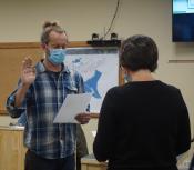 Newly elected Councilmember Jason Davis stands before Homer City Clerk Jacobsen and takes oath of office.